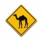 ستيكر معدني مستوحى من لوحة تحذير عبور الجمال باللون الأصفر.