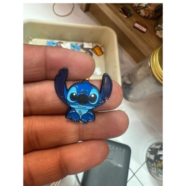 ستيكر معدني ستيتش الكيوت باللون الأزرق يرفع أذنيه بتصميم مستوحى من شخصية Stitch.