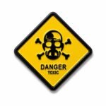 ستيكر معدني Danger Toxic بخلفية صفراء ورمز الجمجمة.