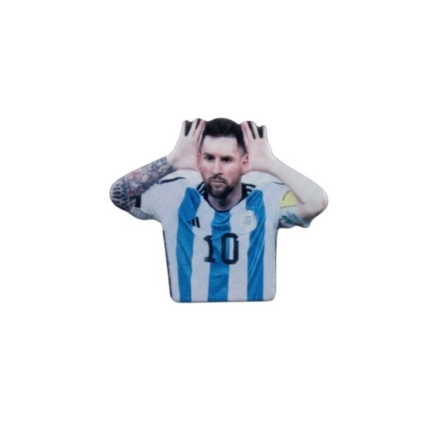 ستيكر معدني لليونيل ميسي أثناء احتفالية "اسمعوني" بقميص المنتخب الأرجنتيني.