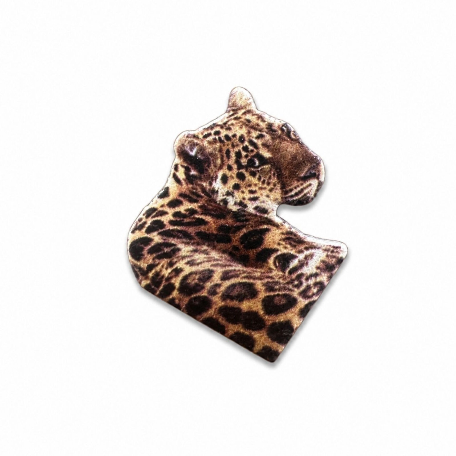 resting-leopard-metal-sticker.jpg ستيكر معدني لفهد مرقط مستلقٍ بتصميم واقعي وأنيق.