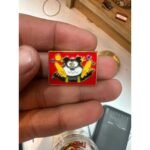 ستيكر معدني لشخصية باندا مرحة.