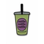 ستيكر كوب ماتشا أخضر مكتوب عليه Matcha ثلاث مرات بتفاصيل بنفسجية