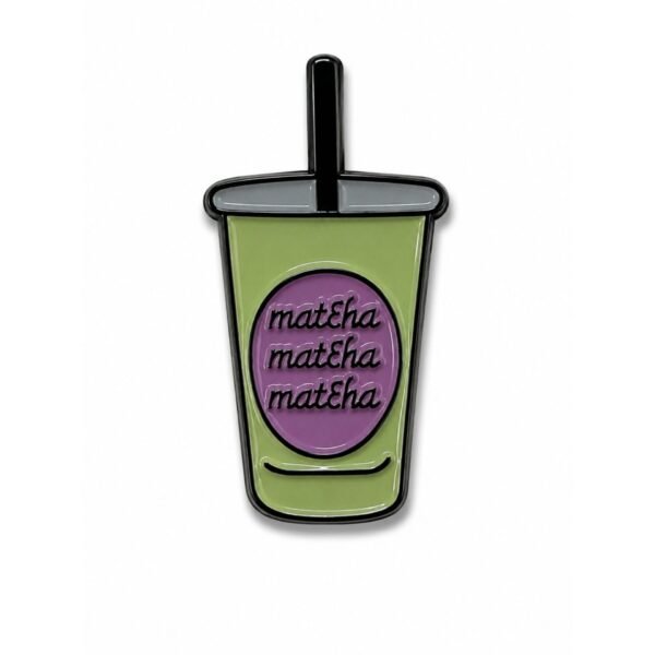ستيكر كوب ماتشا أخضر مكتوب عليه Matcha ثلاث مرات بتفاصيل بنفسجية