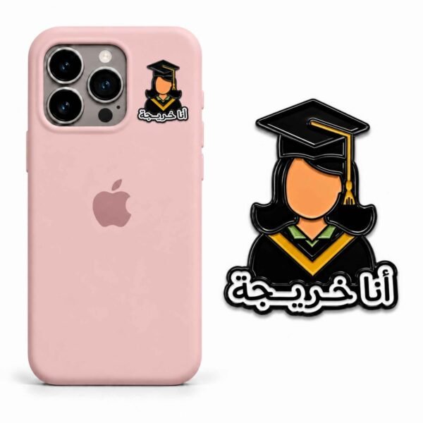 ستيكر معدني أنا خريجة بتصميم فتاة بقبعة التخرج على كفر جوال وردي