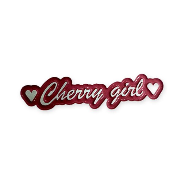 ستيكر معدني بعبارة Cherry girl بخط أبيض على خلفية حمراء مع قلبين لكفر الجوال