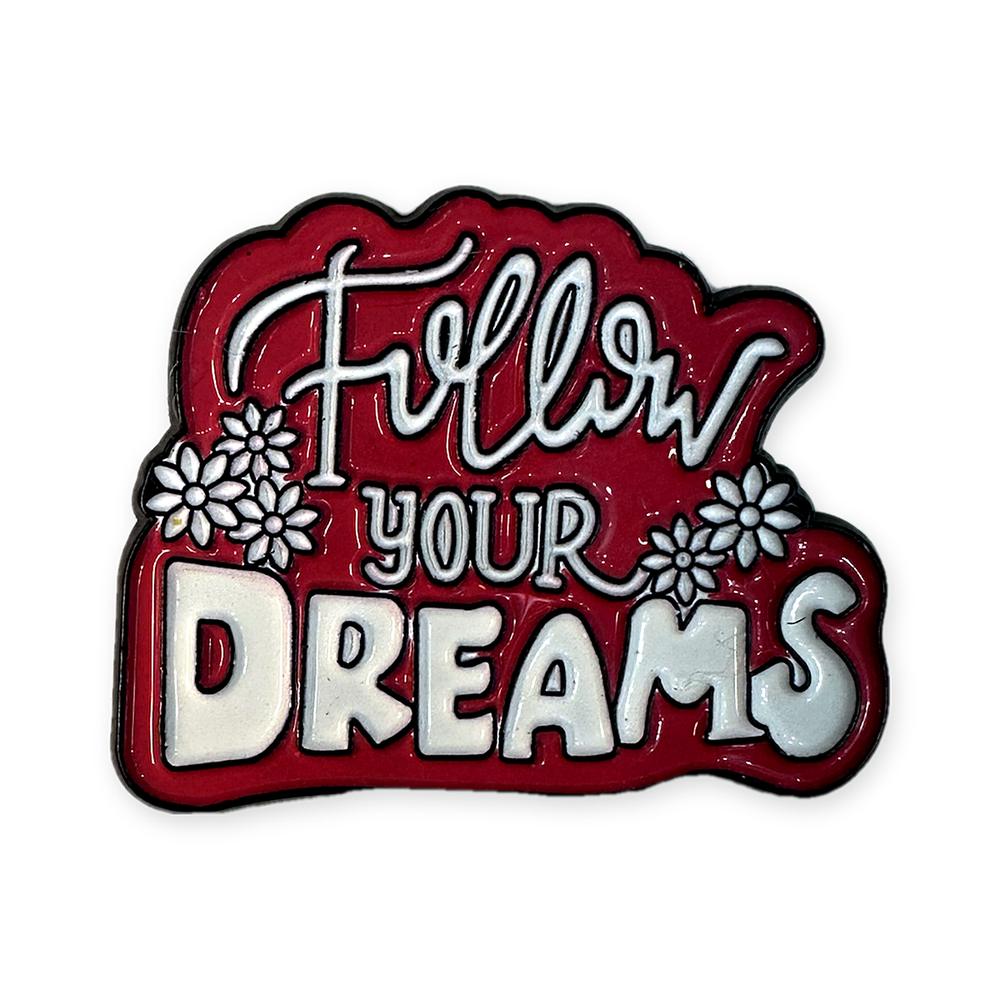 ✨ ستيكر معدني Follow Your Dreams ستيكر معدني أحمر وردي بعبارة Follow Your Dreams بحروف بيضاء مع ورود صغيرة لكفر الجوال