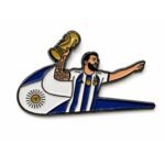 ستيكر معدني ميسي يرفع كأس العالم بقميص الأرجنتين على خلفية بألوان علم الأرجنتين لكفر الجوال
