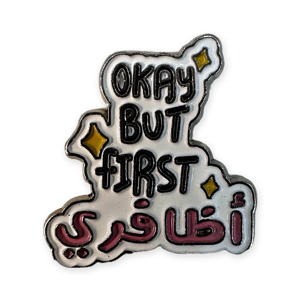 💅 ستيكر معدني Okay But First أظافري ستيكر معدني بعبارة Okay But First أظافري بالأسود والوردي مع نجوم صفراء لكفر الجوال
