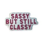 ستيكر معدني بعبارة Sassy But Still Classy بحروف وردية على خلفية بيضاء لكفر الجوال